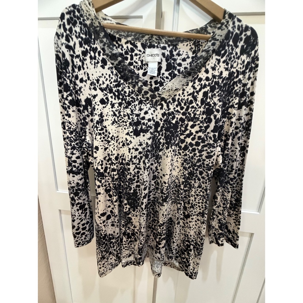 Chico's Black White Animal Print V-Neck Top Size 2 L Long Sleeve Pleated Trim